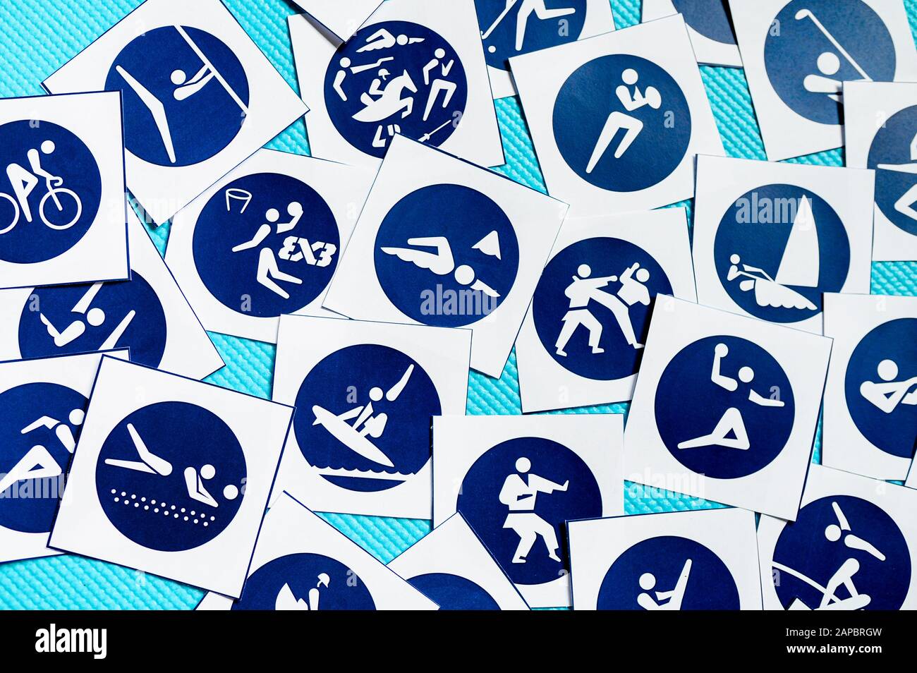 Symbole aller Sportarten auf blauem Hintergrund. Piktogramm für Sommerspiel in Tokio 2020 Stockfoto