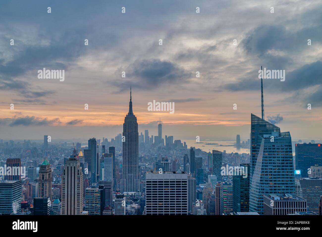 Skyline von New York vom Top of The Rock bei Sonnenuntergang mit Wolken im Himmel im Hintergrund Stockfoto