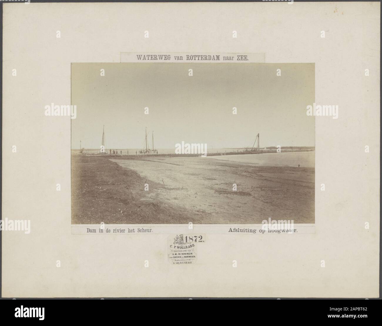 Waterweg van Rotterdam zum Meer Beschreibung: Staudamm im Fluss Scheur. Schließen am Hochwasserdatum: 1872 Standort: Rotterdam, Rotterdam, Zuid-Holland, Zuid-Holland Stichwörter: Sperrungen, Staudämme, Wasserwege Stockfoto