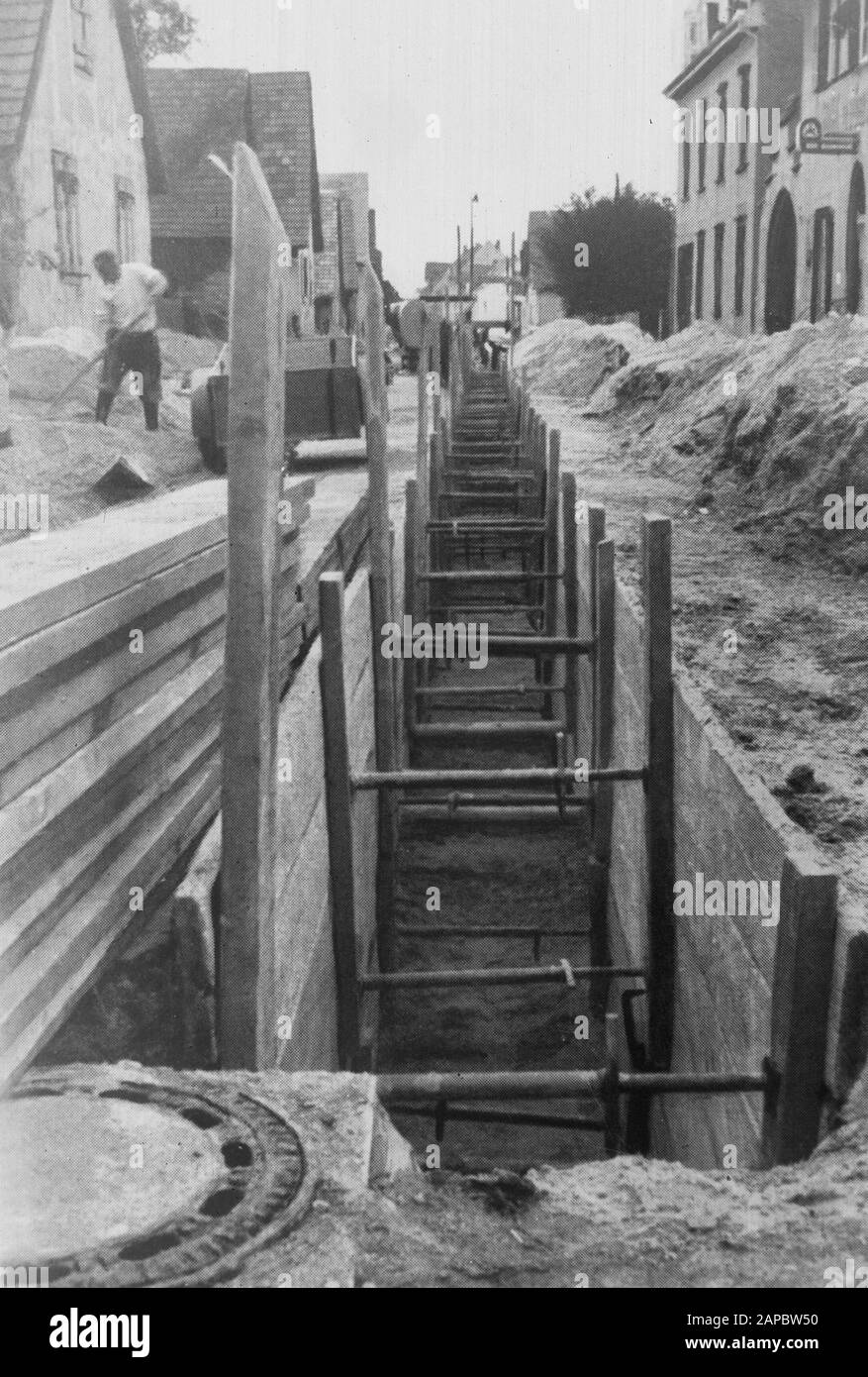 5x5 Abwasserkanälen mit Holzwänden Datum: Undatierte Stichwörter: Kanalisationsschlitze Stockfoto
