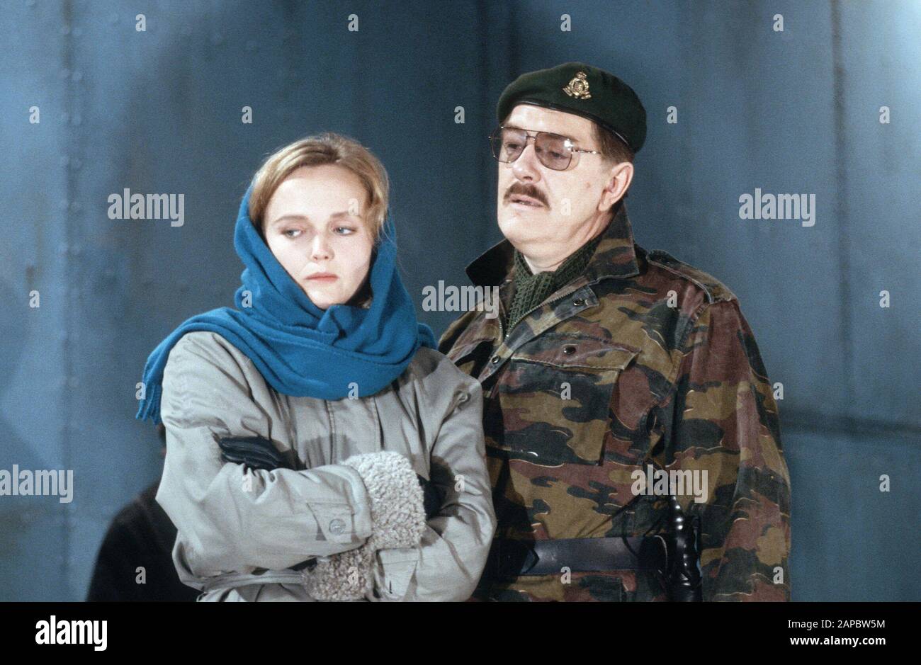 Miranda Richardson (Junge Frau) mit Michael Gambon (Sergeant) in BERGSPRACHE geschrieben und geleitet von Harold Pinter am Lyttelton Theatre, National Theatre (NT) London im Jahr 1988. Michael John Gambon, geboren 1940 in Cabra, Dublin, zog mit 6 Jahren nach London und wurde britischer Staatsbürger. 1998 zum Ritter geschlagen. Mehr-Preisträger, darunter 3 Oliviers und 4 BAFTAs. Stockfoto Miranda Richardson (Junge Frau) mit Michael Gambon (Sergeant) in BERGSPRACHE geschrieben und geleitet von Harold Pinter am Lyttelton Theatre, National Theatre (NT) London im Jahr 1988. Michael John Gambon, geboren 1940 in Cabra, Dublin, zog mit 6 Jahren nach London und wurde britischer Staatsbürger. 1998 zum Ritter geschlagen. Mehr-Preisträger, darunter 3 Oliviers und 4 BAFTAs. Stockfoto