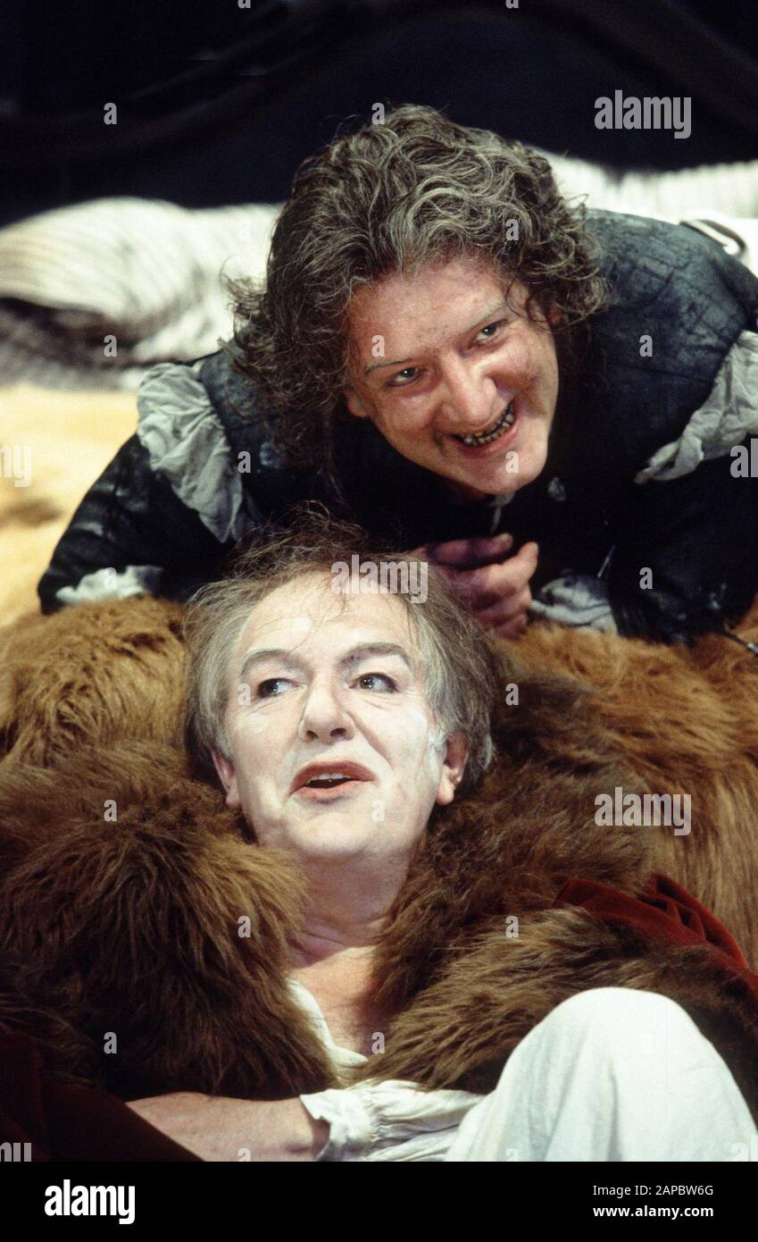 Michael Gambon als Volpone mit Simon Russell Beale als Mosca in Volpone von Ben Jonson unter der Regie von Matthew Warchus am Olivier Theatre, National Theatre (NT) im Jahr 1995. Michael John Gambon, geboren 1940 in Cabra, Dublin, zog mit 6 Jahren nach London und wurde britischer Staatsbürger. 1998 zum Ritter geschlagen. Mehr-Preisträger, darunter 3 Oliviers und 4 BAFTAs. Stockfoto