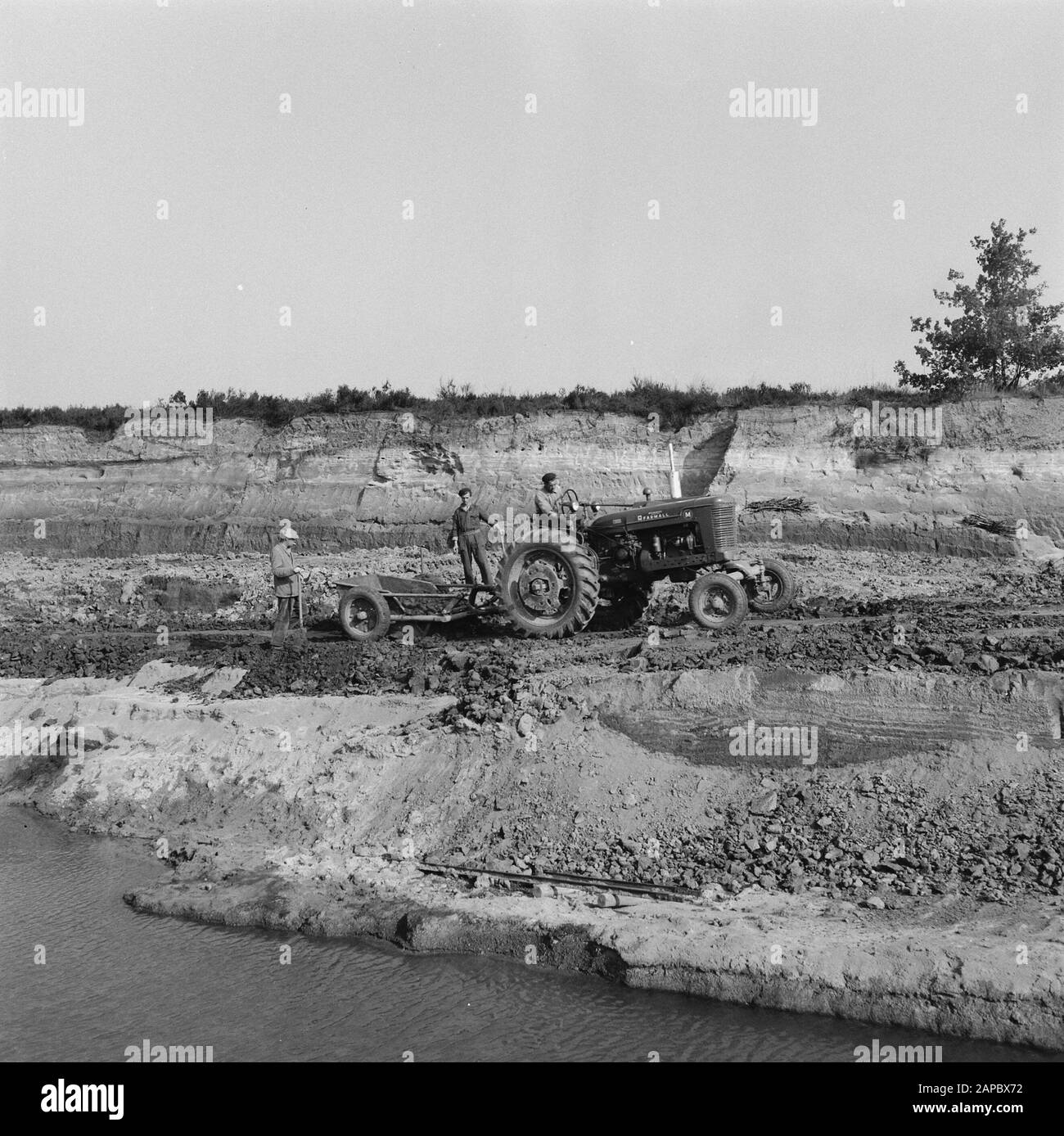6,2x6,2 Kleittransport-Dachziegelfabrik fa. Hendrikx te Ossendrecht Datum: Mai 1952 Ort: Ossendrecht Stichwörter: Tontransporte Stockfoto