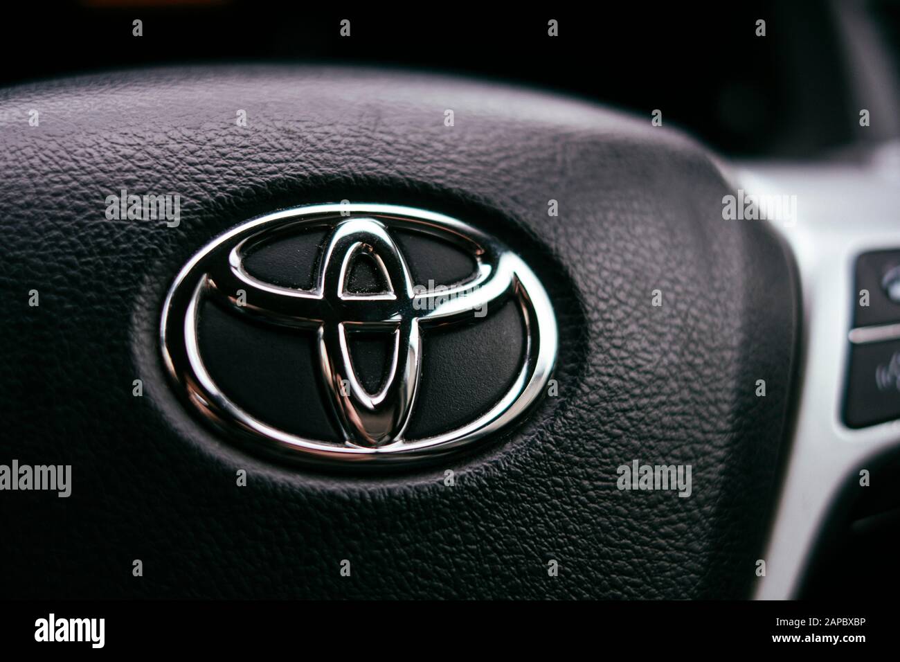 Toyota-Emblem am Lenkrad eines Toyota Avensis Stockfoto