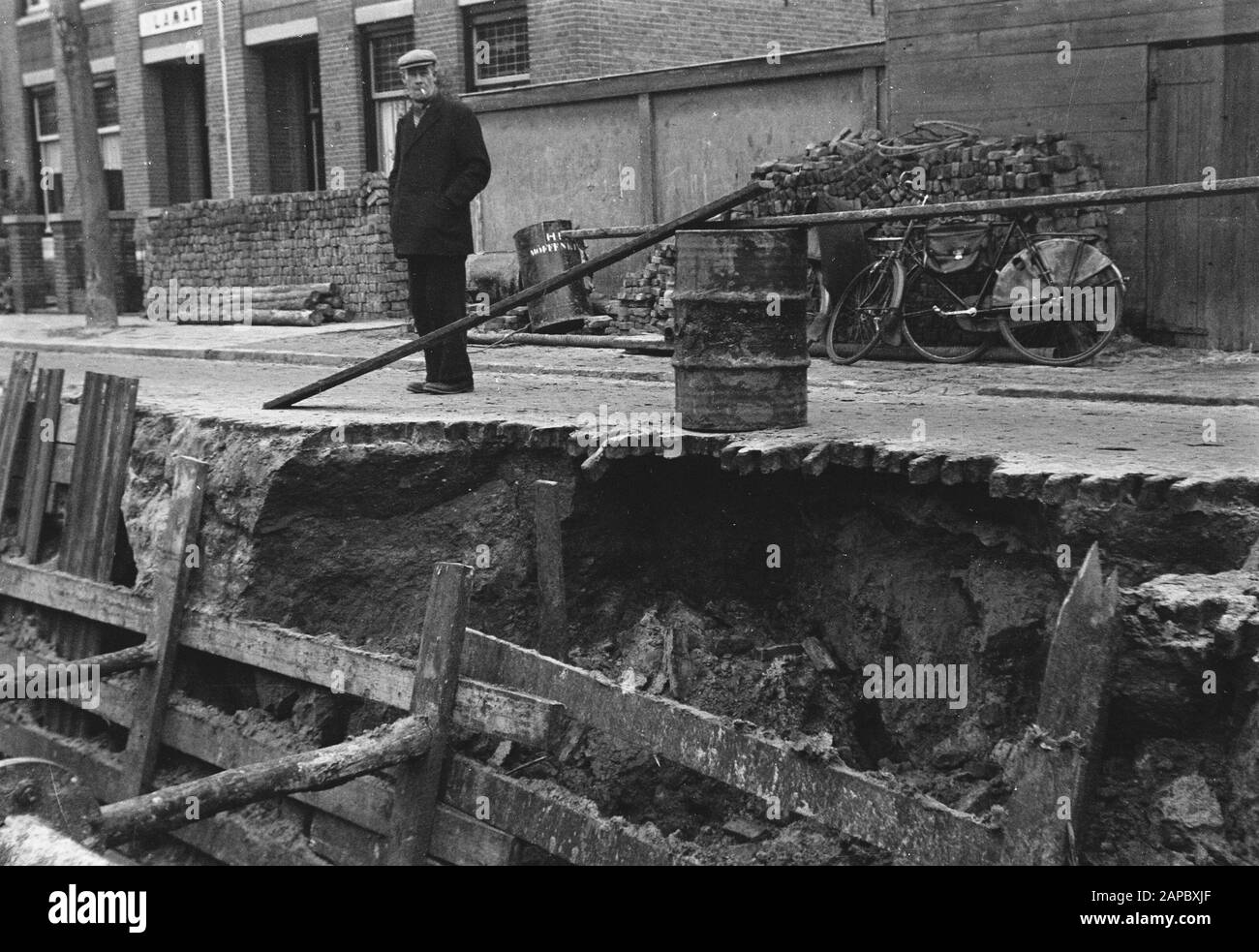 6x9 Struts bei Erdarbeiten Datum: Undatierte Schlüsselwörter: Erdarbeiten, Streben Stockfoto