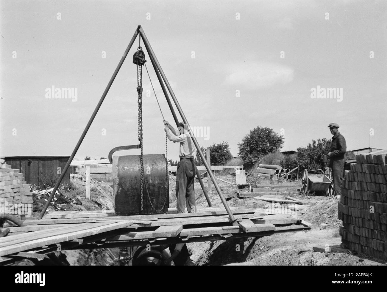 6x9 Kanalisationsschlitzgelände H.K.I. in Breda; schwache Böschungen, gerührter Boden, Verlegung der Rohre Datum: Undatierter Ort: Breda Schlüsselwörter: Kanalisationsschlitze, Gelände Stockfoto