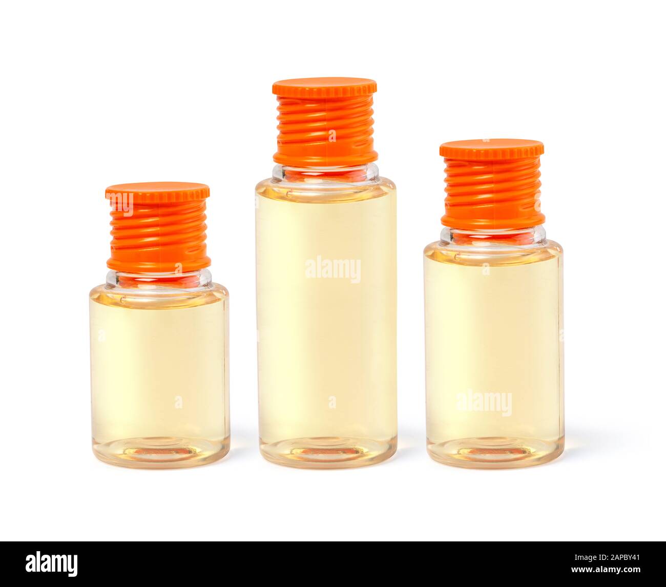 Mini-Flaschen mit kosmetischen Produkten auf weißem Hintergrund.Mit Beschneidungspfad. Hotelausstattung Stockfoto