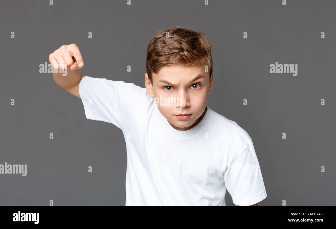 Wütender Teenager, der mit Wut über die Kamera die Faust schlägt Stockfoto