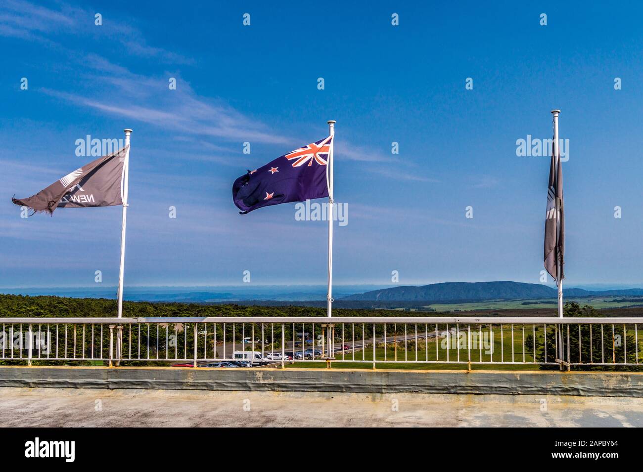 Neuseeland und Farnflaggen auf dem Balkon des Chateau Tongariro Hotels, Tongariro National Park, Nordinsel, Neuseeland. Das Hotel wurde 2023 geschlossen Stockfoto