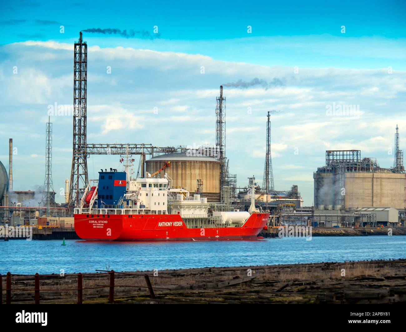 LPG-Tanker Coral Sticho, IMO-Nummer 9685504 vertäut in der Öl-Raffinerie auf dem River Tees England UK Stockfoto