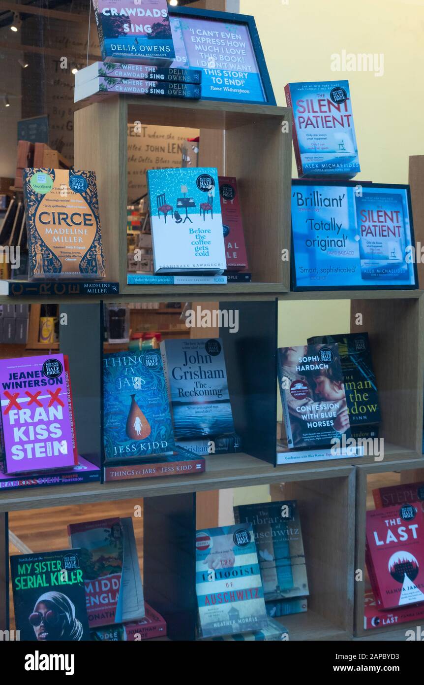 Meistverkaufte Hardcover-Bücher im Fenster eines Liverpooler Buchladens Stockfoto