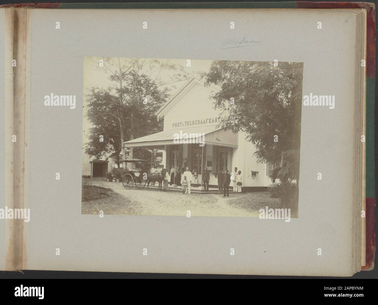 PhotoAlbum Deli Maatschappij: Sumatra O.K. (Kleingrothe) Beschreibung: Oben: Pressen und Verpacken von Tabak. Unter: Die Gärung des Tabaks Datum: 1905 Ort: Indonesien, Medan, Niederländisch-Ostindien, Sumatra Stockfoto