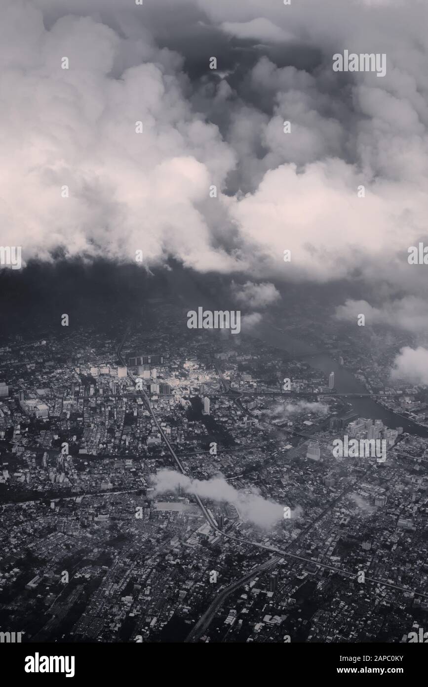 Schwere Sturmwolken drohten über Bangkok, Thailand. Schwarz-weiße Farbtonierung im Vintage-Effekt. Stockfoto
