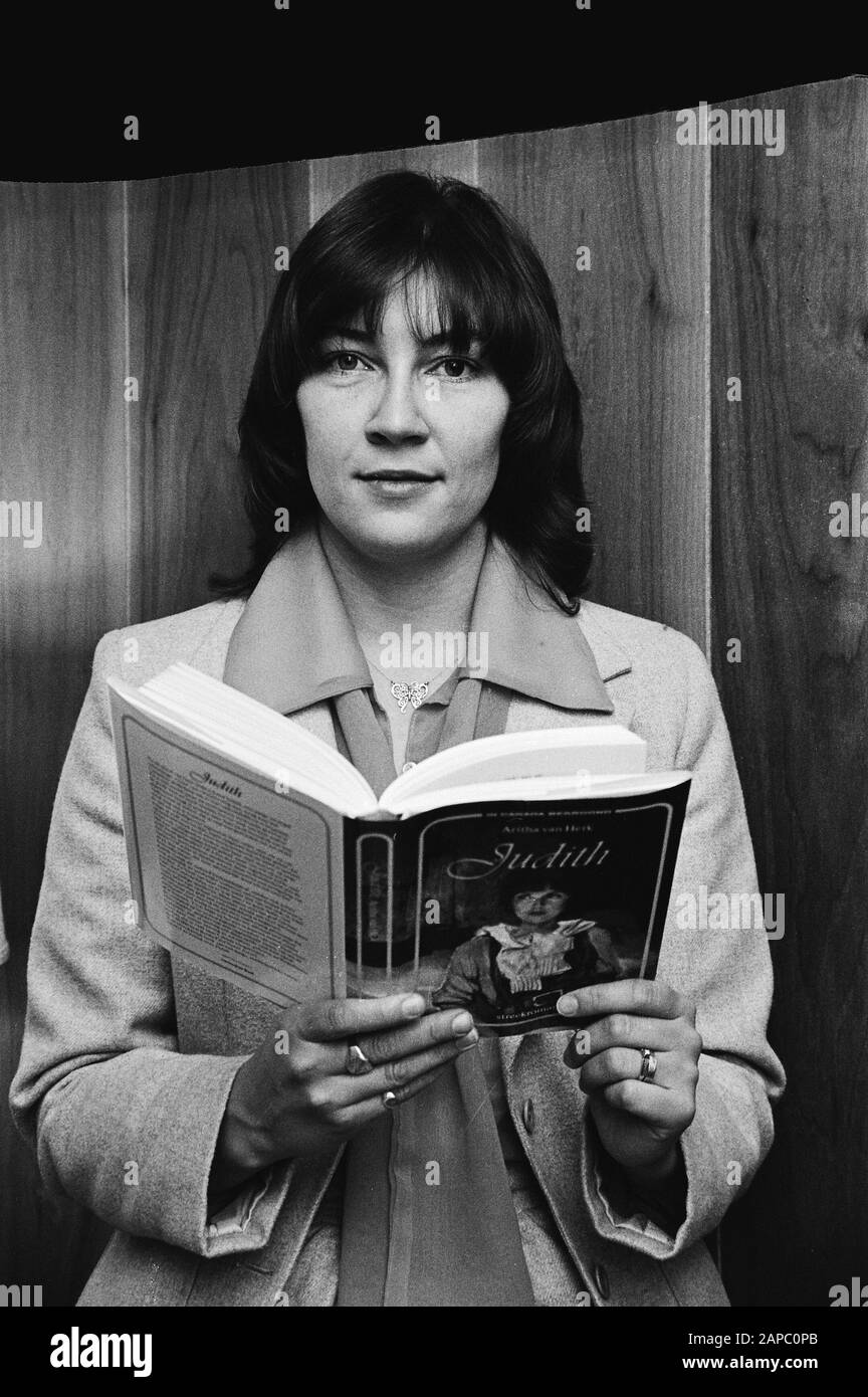 Die kanadische Schriftstellerin Aritha van Herk Beschreibung: Die kanadische Schriftstellerin Aritha van Herk mit ihrem lokalen Roman Judith Datum: 31. Oktober 1979 Schlagwörter: Porträts, Schriftsteller, regionale Romane, Frauen persönlicher Name: Herk, Aritha van Stockfoto