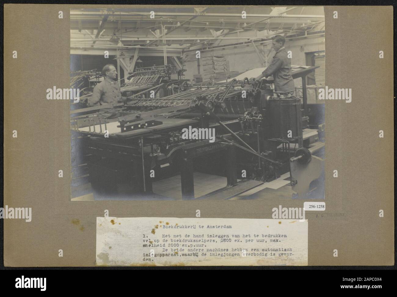 Buchdruck in Amsterdam Beschreibung: 1. Manuelle Einfügung des zu druckenden Blatts auf der Druck-Schnellpresse, 1800 Kopien pro Stunde, maximale Geschwindigkeit 2000 Kopien pro Stunde. Die beiden anderen Maschinen verfügen über eine automatische Einlegevorrichtung, wobei der Inlay-Junge zu einem redundanten Datum geworden ist: Standort: Amsterdam, Noord-Holland Schlüsselwörter: Arbeiter, Druck, Druck, Druck Stockfoto