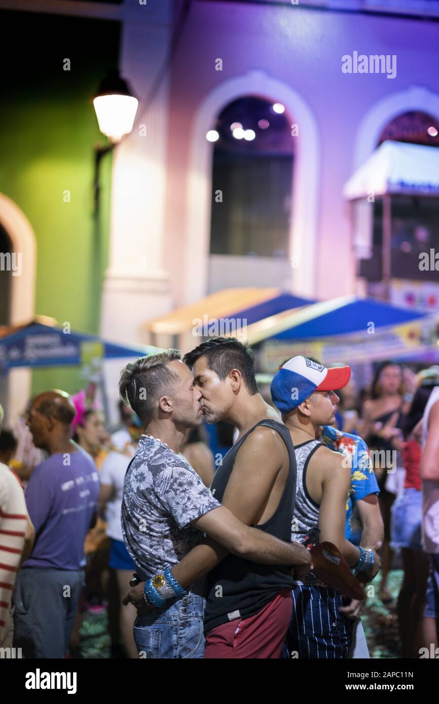 Salvador, Bahia Brasilien. Karneval 2019 - zwei Männer küssen sich in den Straßen des alten Kolonialzentrums, dem Pelourinho Stockfoto