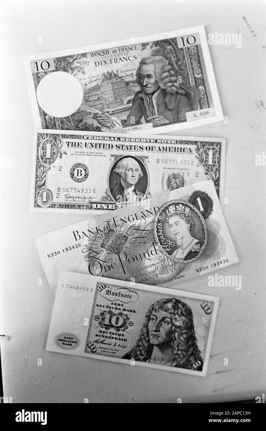 Aufgabe Elsevier: Banknoten Beschreibung: 10 französische Franken, 1 US-Dollar, 1 britisches Pfund, 10 Deutsche Mark Datum: 2. Juli 1969 Schlüsselwörter: Banknotenname: Elsevier Stockfoto