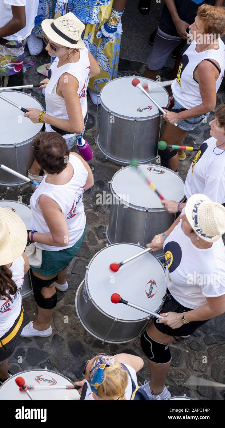 Afoxe Trommler spielen im Salvador Carnival 2019 Stockfoto