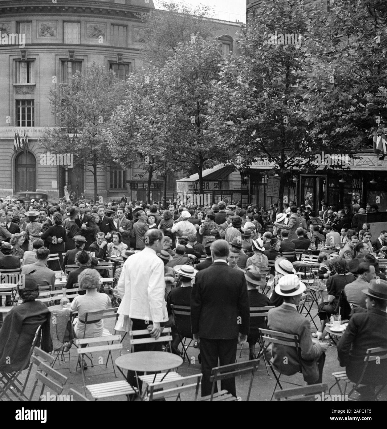 Quatorze Juillet in Paris Beschreibung: 14. Juli 1938, Party, Tanzende auf der Terrasse gegenüber dem Lycee Saint Louis im Latin Quarter im 6. Pariser Stadtviertel. Mitten im Orchester Datum: 14. Juli 1938 Ort: Frankreich, Paris Schlüsselwörter: Bevölkerung, Feste, Straßenstatuen, Terrassen Stockfoto