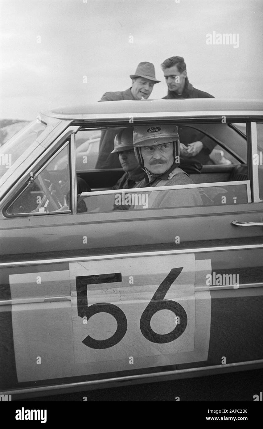 16 Tulpe Rally, die mutmaßlichen Gewinner in ihrem Ford Falcon Sprint in Zandvoort Henri Crede Circuit neben ihnen Martial Delalande Beschreibung: 16. Tulpenrallye, die mutmaßlichen Gewinner in ihrem Ford Falcon Sprint auf dem Circuit von Zandvoort Henri Greder mit Martial delalande Annotation: Sie endeten am zweiten Datum: 23. april 1964 Ort: Noord-Holland, Zandvoort Schlüsselwörter: Motorsports, Sport persönlicher Name: Delalande, Martial, Greder, Henri Institutionenname: Tulpenrally Stockfoto