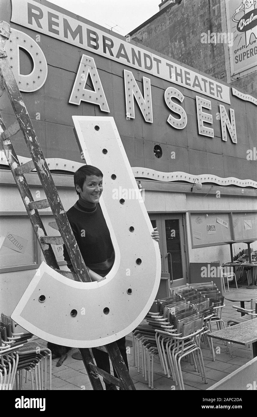 17. Juli nächste One Woman Show von Rika Jansen in der Premiere, Rika mit dem Brief für das Theater geändert Datum: 7. Juli 1964 Schlagwörter: Premieren, Briefe, Theater persönlicher Name: Jansen, Rika Stockfoto