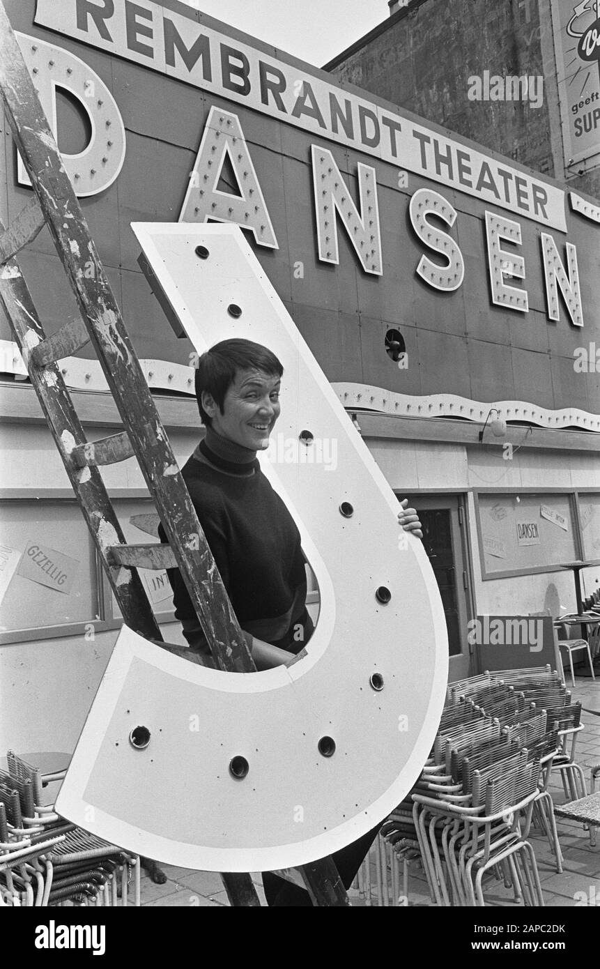 17. Juli nächste One Woman Show von Rika Jansen in der Premiere, Rika mit dem Brief für das Theater geändert Datum: 7. Juli 1964 Schlagwörter: Premieren, Briefe, Theater persönlicher Name: Jansen, Rika Stockfoto