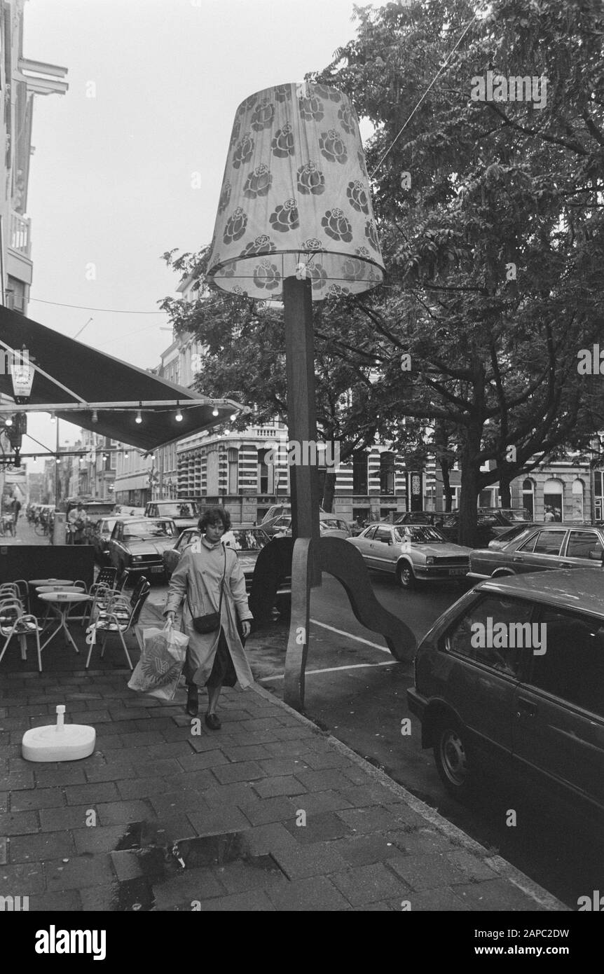 17 Meter hoher Lampenfehler, der vor dem Café in der Amsterdamse kerkstraat geparkt wurde Datum: 29. Juli 1987 Stockfoto