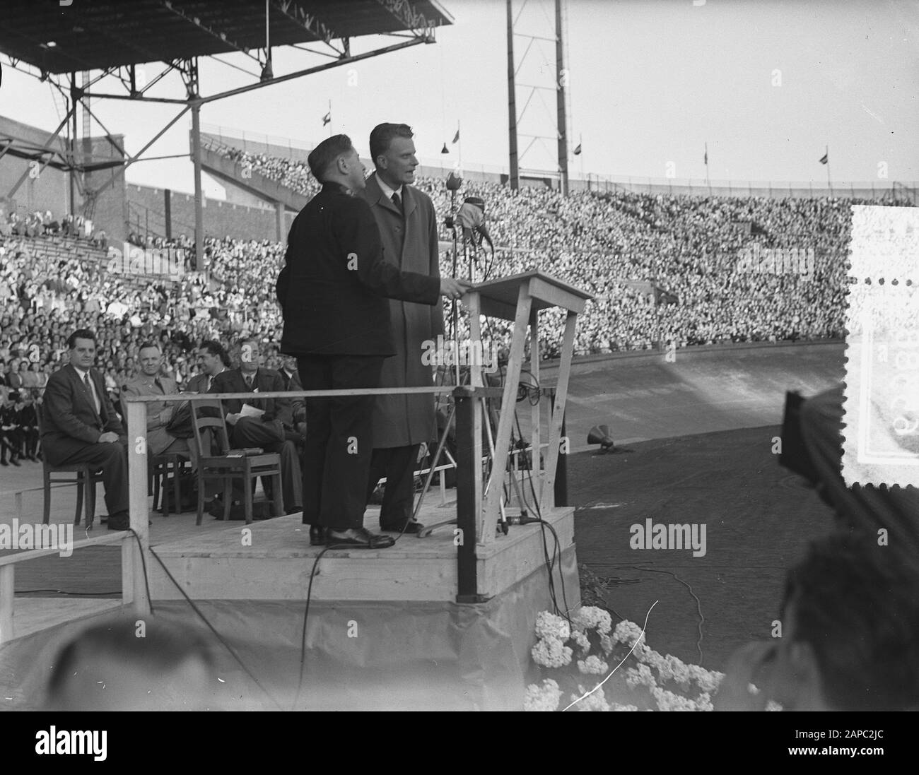 Billy Graham (amerikanischer Evangelist) in den Niederlanden, Treffen im Olympiastadion Anmerkung: Neben ihm (links) sein Übersetzer Major L. Nijman von der Heilsarmee Datum: 22. Juni 1954 Ort: Amsterdam, Noord-Holland Schlüsselwörter: Treffen, Evangelisten, Religion, Stadien persönlicher Name: Graham, Billy, Nijman, L. Name Der Institution: Olympiastadion Stockfoto