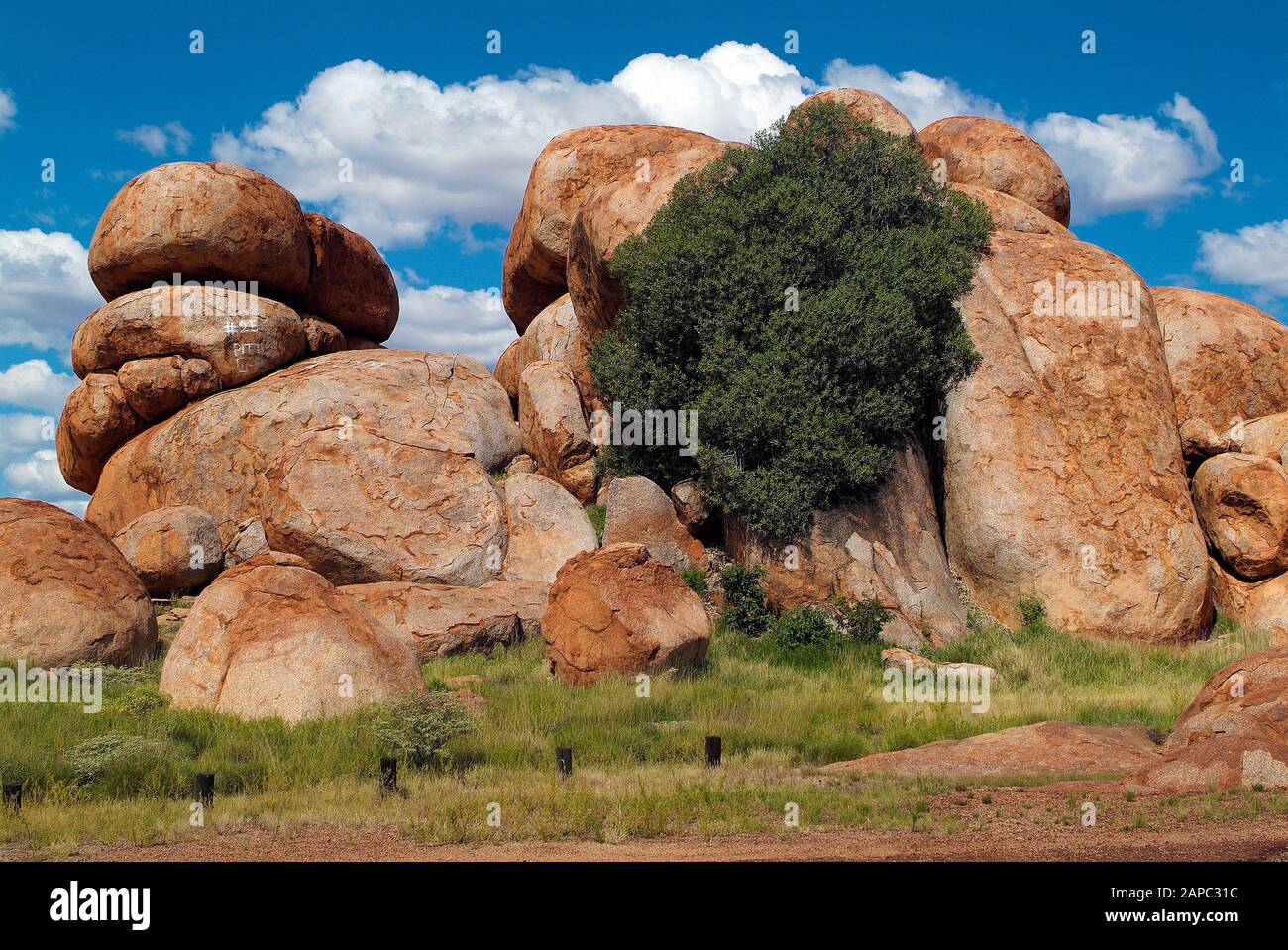 Australien, die misteriöse Felsformation Devil's Marbles - alias Karlu Karlu von Aborigines, die als Eier aus der Regenbogenschlange und heilige Stätte bekannt sind - für A Stockfoto