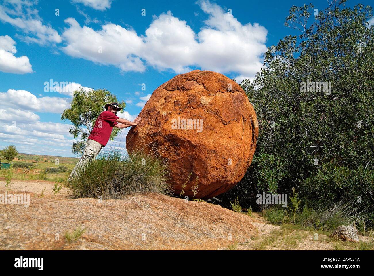 Australien, Mann bei der mysteriösen Felsformation Devil's Marbles - alias Karlu Karlu von Aborigines, bekannt als Eier aus der Regenbogenschlange - für Aborigines Stockfoto