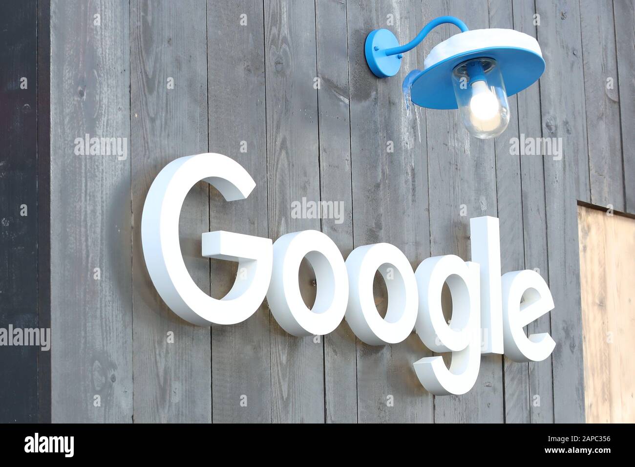 Weltwirtschaftsforum (WEF) - Davos 2020. Google-Stand in der Nähe des Kongresszentrums während der Jahrestagung des Weltwirtschaftsforums (WEF) in Davos am 21. Januar 2020. Ein Google-Logo © Pierre Teyssot / Espa Bilder Stockfoto Weltwirtschaftsforum (WEF) - Davos 2020. Google-Stand in der Nähe des Kongresszentrums während der Jahrestagung des Weltwirtschaftsforums (WEF) in Davos am 21. Januar 2020. Ein Google-Logo © Pierre Teyssot / Espa Bilder Stockfoto