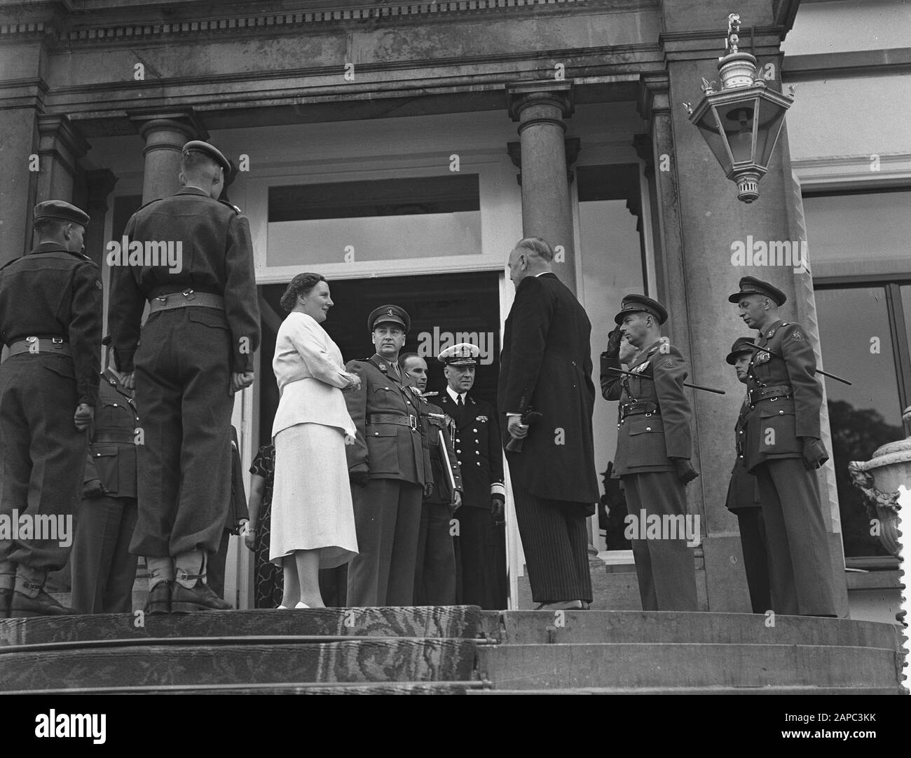 Königin Juliana wird eine Bescheinigung über 125 Jahre bestehende Grenadiere und Jäger Datum: 1. Juli 1954 Ort: Soestdijk, Utrechter (Provinz) Schlüsselwörter: Jäger, Königinnen, Auszeichnungen persönlicher Name: Juliana (Königin Niederlande) Stockfoto