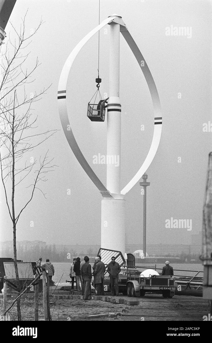 24 Meter Hohe Windmühle am Standort Floriade in Amsterdam im Rahmen des nationalen Forschungsprogramms Windenergie Datum: 19. März 1982 Standort: Amsterdam, Noord-Holland Schlüsselwörter: Windmühlen Institutionenname: Floriade Stockfoto