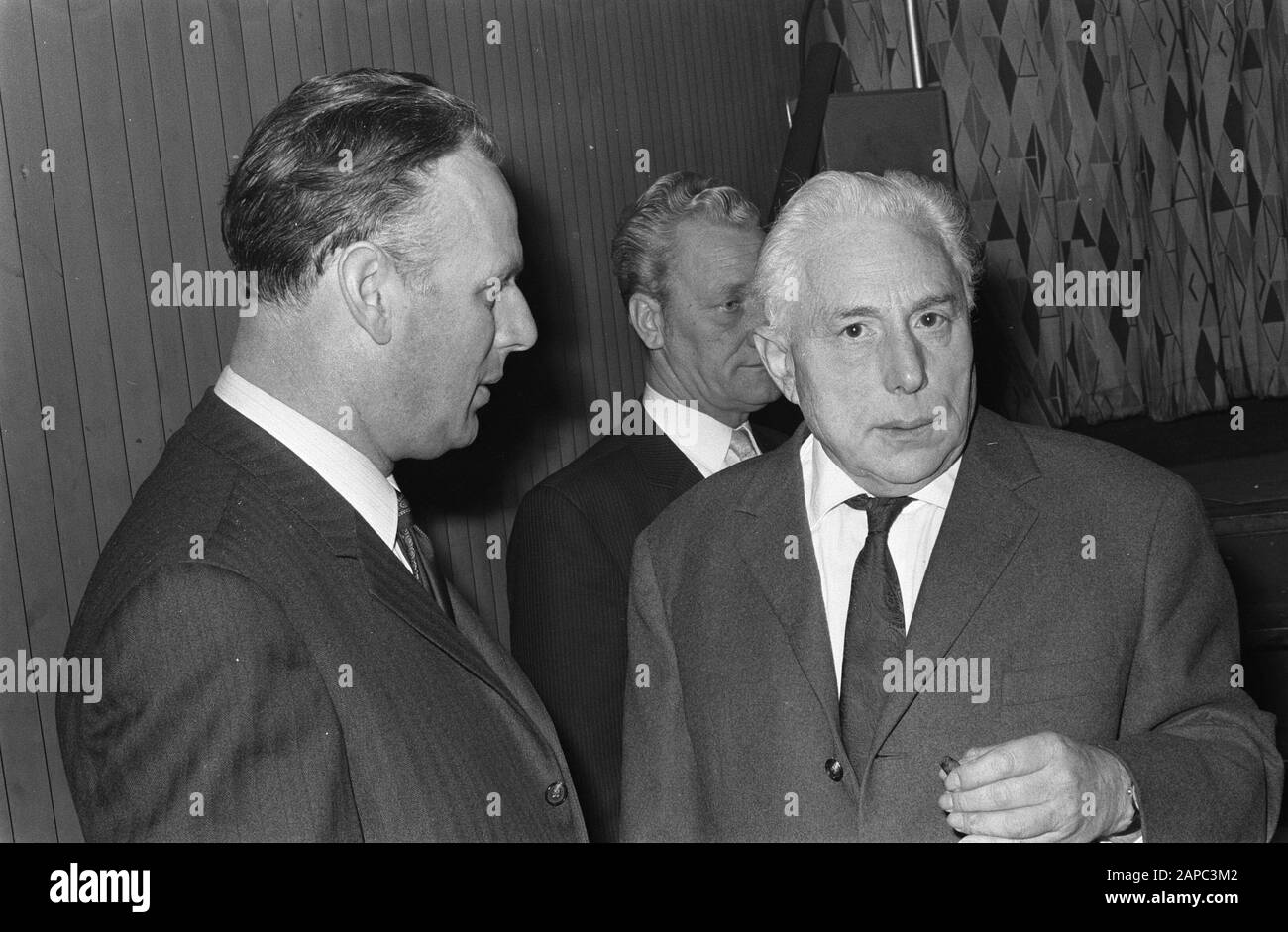 23. Kongress der Kommunistischen Partei Niederlande in Adam Paul de Groot (rechts) im Gespräch mit H. Hoekstra Datum: 6. Februar 1970 Ort: Amsterdam, Noord-Holland Schlüsselwörter: Kongresse persönlicher Name: Kommunistische Partei Niederlande, HOEKSTRA H. Stockfoto