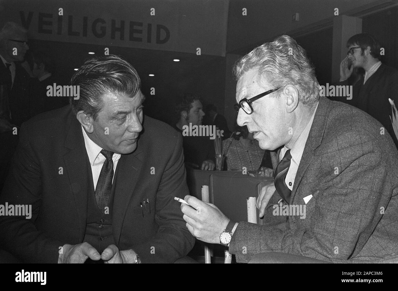 23. Kongress der Kommunistischen Partei Niederlande in Adam Links Fre Meis im Gespräch mit Marcus Bakker Datum: 6. Februar 1970 Ort: Amsterdam, Noord-Holland Schlüsselwörter: Kongresse persönlicher Name: Bakker, Marcus, Kommunistische Partei Niederlande, Fre Meis Stockfoto