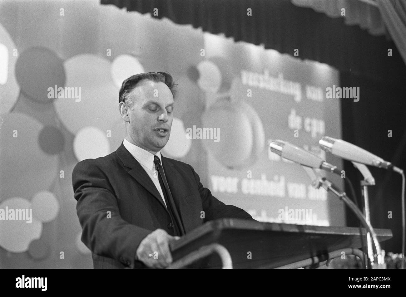 23. Kongress der Kommunistischen Partei Niederlande in Adam Henk Hoekstra zum Wort Datum: 6. Februar 1970 Ort: Amsterdam, Noord-Holland Schlüsselwörter: Kongresse persönlicher Name: Communist Party Niederlande, Henk Hoekstra Stockfoto