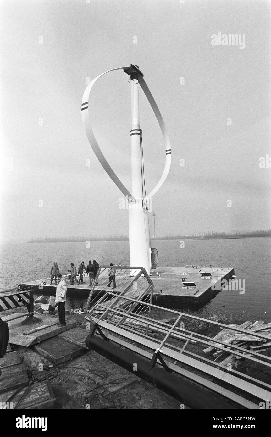 24 Meter Hohe Windmühle am Standort Floriade in Amsterdam im Rahmen des nationalen Forschungsprogramms Windenergie Datum: 19. März 1982 Standort: Amsterdam, Noord-Holland Schlüsselwörter: Windmühlen Institutionenname: Floriade Stockfoto