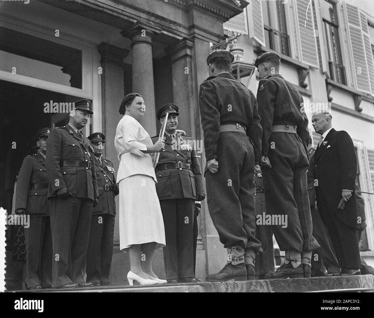 Königin Juliana wird eine Bescheinigung über 125 Jahre bestehende Grenadiere und Jäger Datum: 1. Juli 1954 Ort: Soestdijk, Utrechter (Provinz) Schlüsselwörter: Jäger, Königinnen, Auszeichnungen persönlicher Name: Juliana (Königin Niederlande) Stockfoto