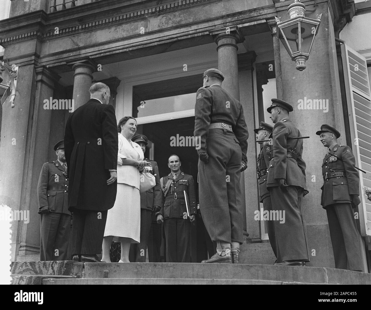 Königin Juliana wird eine Bescheinigung über 125 Jahre bestehende Grenadiere und Jäger Datum: 1. Juli 1954 Ort: Soestdijk, Utrechter (Provinz) Schlüsselwörter: Jäger, Königinnen, Auszeichnungen persönlicher Name: Juliana (Königin Niederlande) Stockfoto