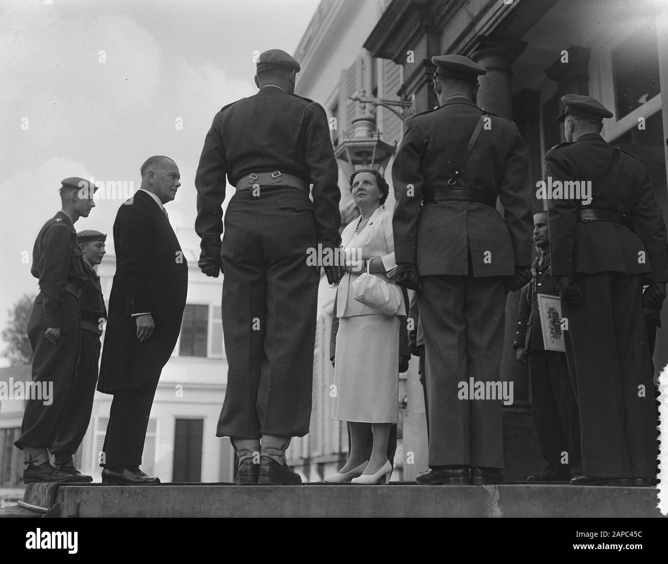Königin Juliana wird eine Bescheinigung über 125 Jahre bestehende Grenadiere und Jäger Datum: 1. Juli 1954 Ort: Soestdijk, Utrechter (Provinz) Schlüsselwörter: Jäger, Königinnen, Auszeichnungen persönlicher Name: Juliana (Königin Niederlande) Stockfoto