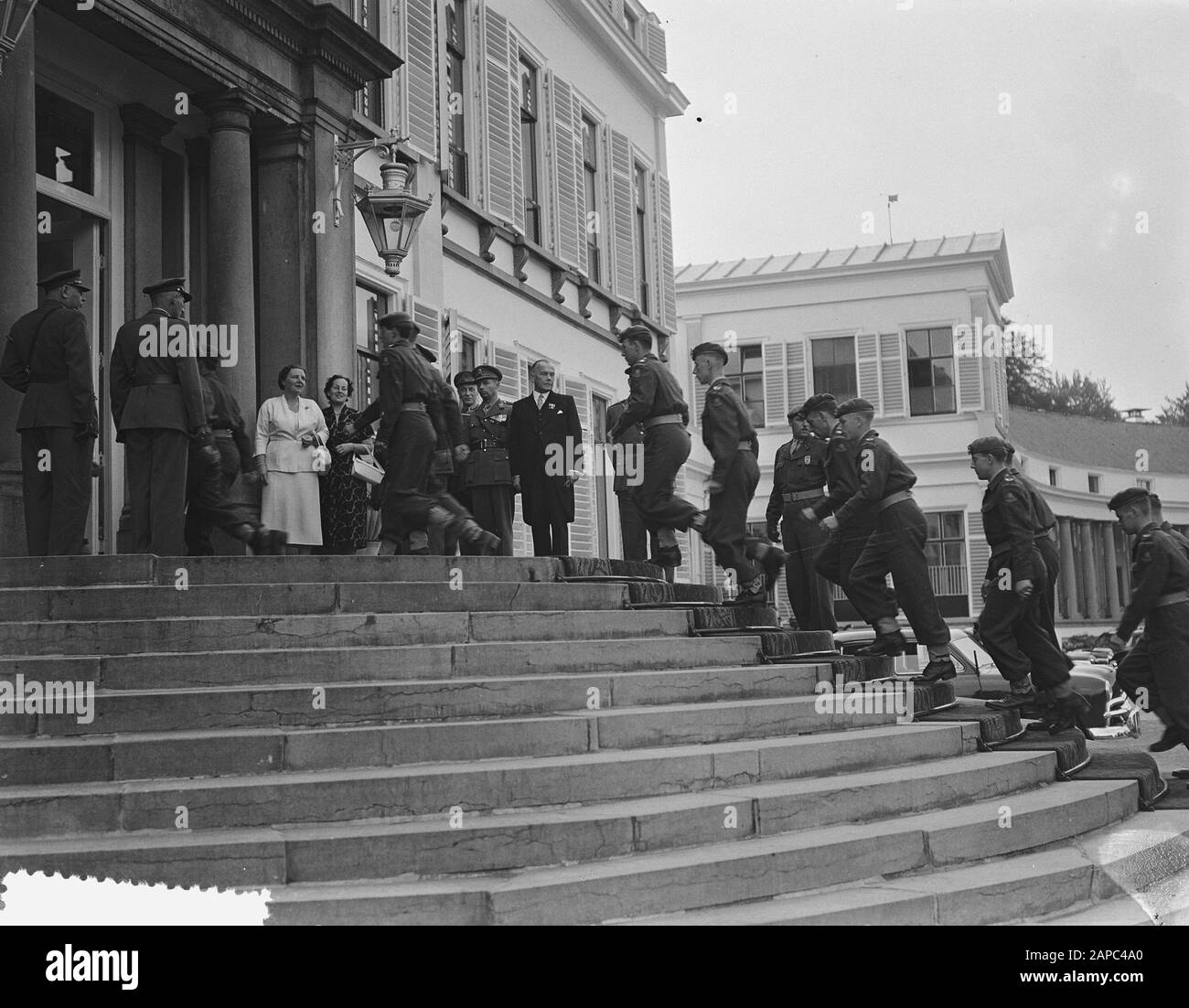 Königin Juliana wird eine Bescheinigung über 125 Jahre bestehende Grenadiere und Jäger Datum: 1. Juli 1954 Ort: Soestdijk, Utrechter (Provinz) Schlüsselwörter: Jäger, Königinnen, Treppe angeboten Stockfoto