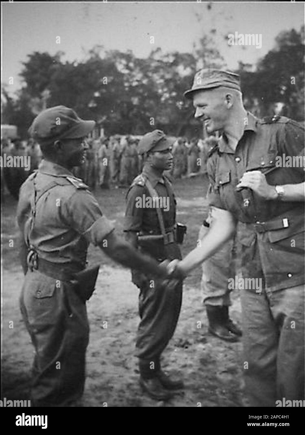 Feb. 1950 ging an Bandjermasin eine voll ausgestattete KNIL Company, die aus Soldaten der Inf gebildet wurde. XIII an die RIS-Streitkräfte (Republik Indonesia Serikat). Die Zeremonie fand im Tanahlapang Merdeka (Swartpark) statt. Die Ä. Knoll (Woerden) von der KL, der dieses Unternehmen neu erzogen und organisiert hat, gratuliert dem ehemaligen KNIL Sergeant Slamat (Java), jetzt lt. Platoon-Kommandeur bei TRIS (Tentara Republik Indonesia Serikat), mit seiner neuen Position. Datum: 28.Februar 1950 Ort: Banjarmasin, Indonesien, Indonesien, Niederländisch-Ostindien, Niederländisch-Ostindien Stichwörter: Beförderungen, Unternehmen, Militär, Offiziere Pers Stockfoto