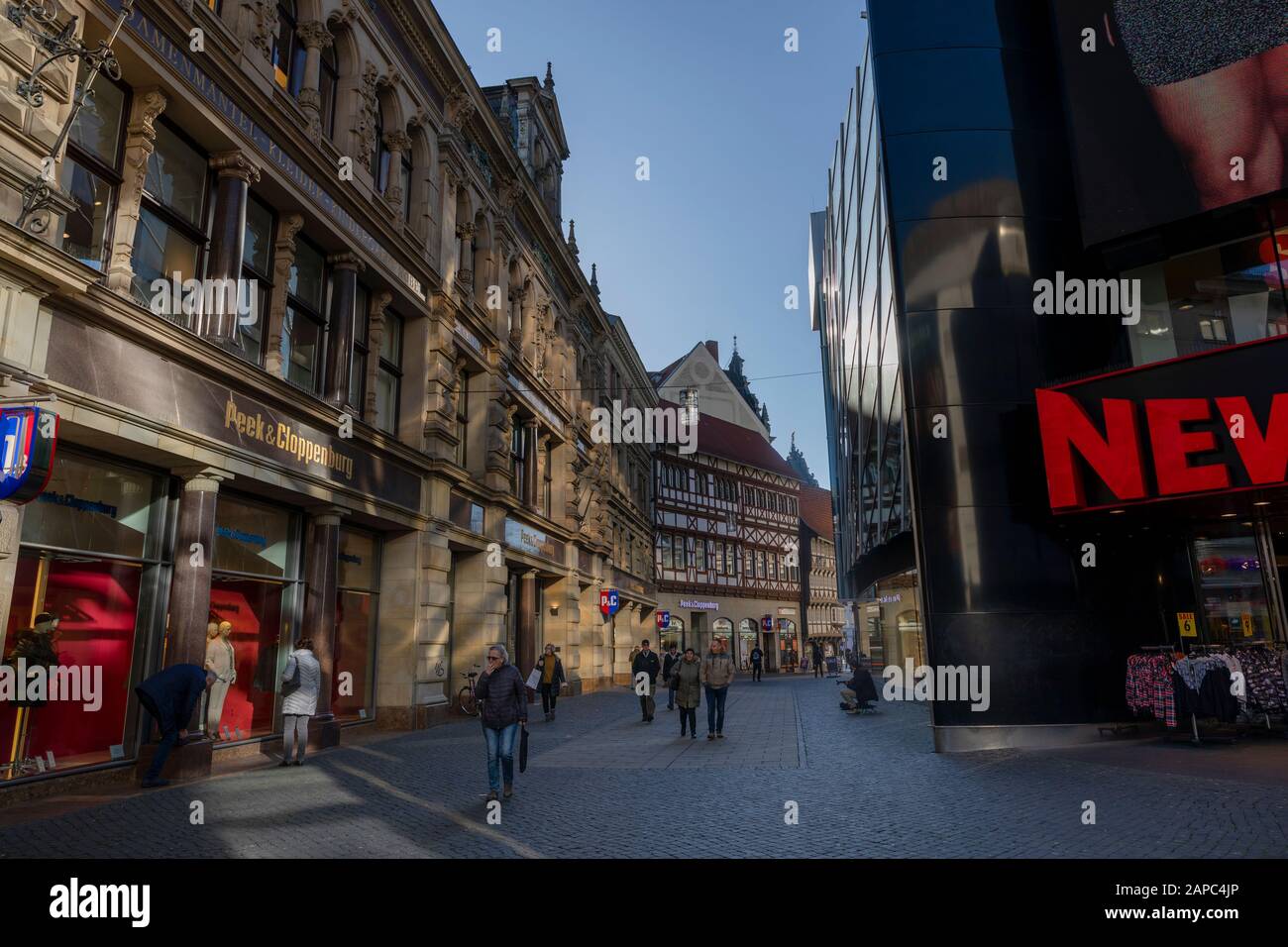 Brunschwick, Deutschland - 21. januar 2020: Menschen, die in der Braunschweiger Altstadt Geschäfte für ermäßigte Einkäufe während saisonaler Verkäufe durchstöbern. Stockfoto