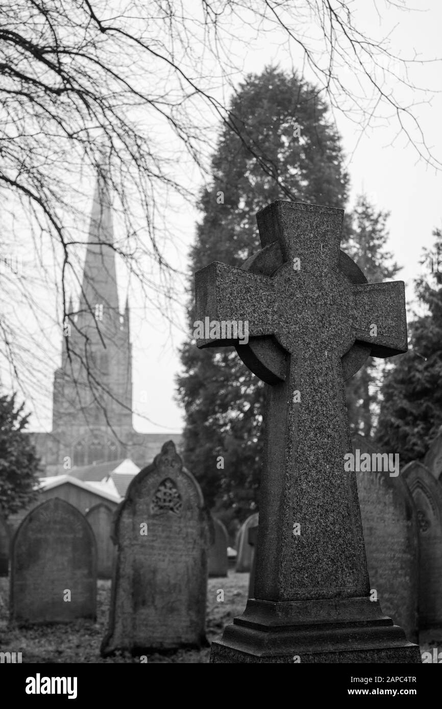 Kirche/Tempel und Weinende Engel Stockfoto