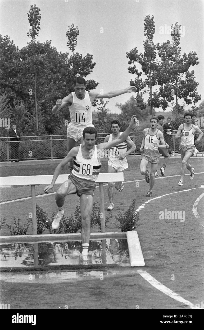 Leichtathletik Nederland-Belgien-Schweiz Beschreibung: 3.000m Steeplechase. Im Vordergrund siegt Gaston Roelants (Belgien). Nr. 114 H. Memet (Schweiz) Anmerkung: Die Handschrift im Logbuch ist schwer zu lesen. Der Name der Schweizerin kann auch lauten: Meret Datum: 9. Juli 1967 Schlagwörter: Sportler, Leichtathletik, laufen, Steeplechase, Wettbewerbe Personenname: Memet, H., Roelants, Gaston Stockfoto