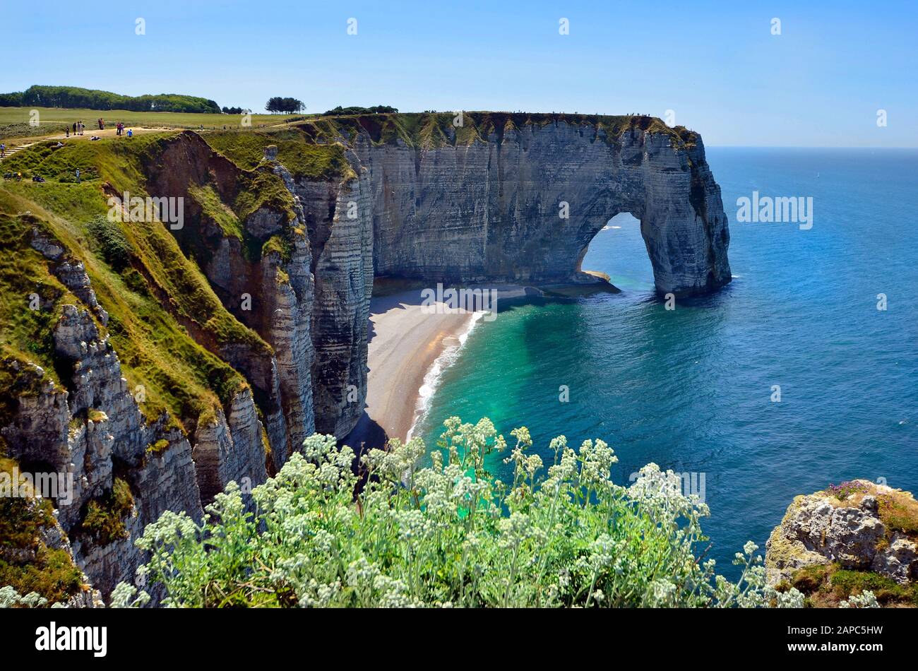 Frankreich, nicht identifizierte Menschen, Strand- und Felsformation in Etretat, einem bevorzugten Reiseziel und Badeort am Ärmelkanal in der Normandie Stockfoto