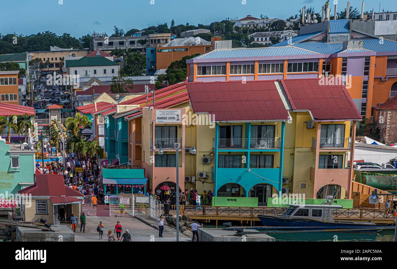 Touristen in Antigua Street Stockfoto