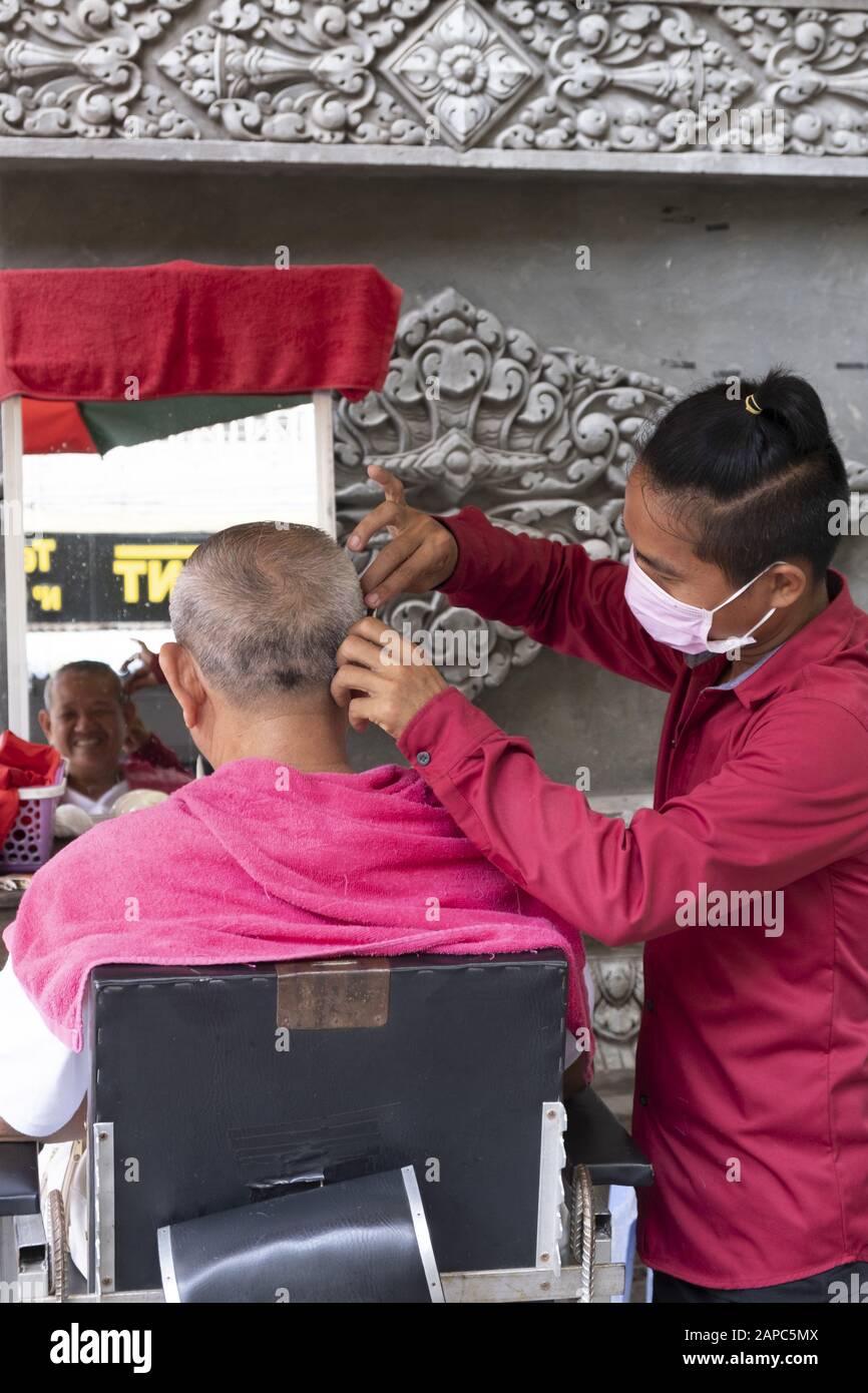 Eine Wanderstraße barber schneiden Haare in einer Stadtstraße in Phnom Penh, Kambodscha Stockfoto