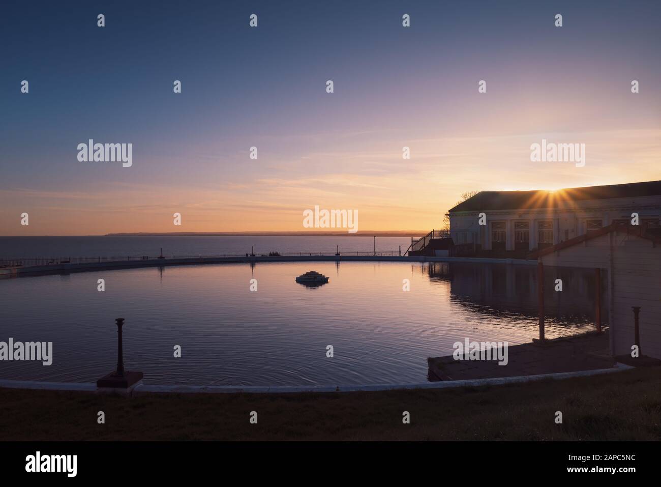 Der Bootspool in Ramsgate, Kent, Großbritannien bei Sonnenuntergang mit Sandwich Bay im Hintergrund. Stockfoto