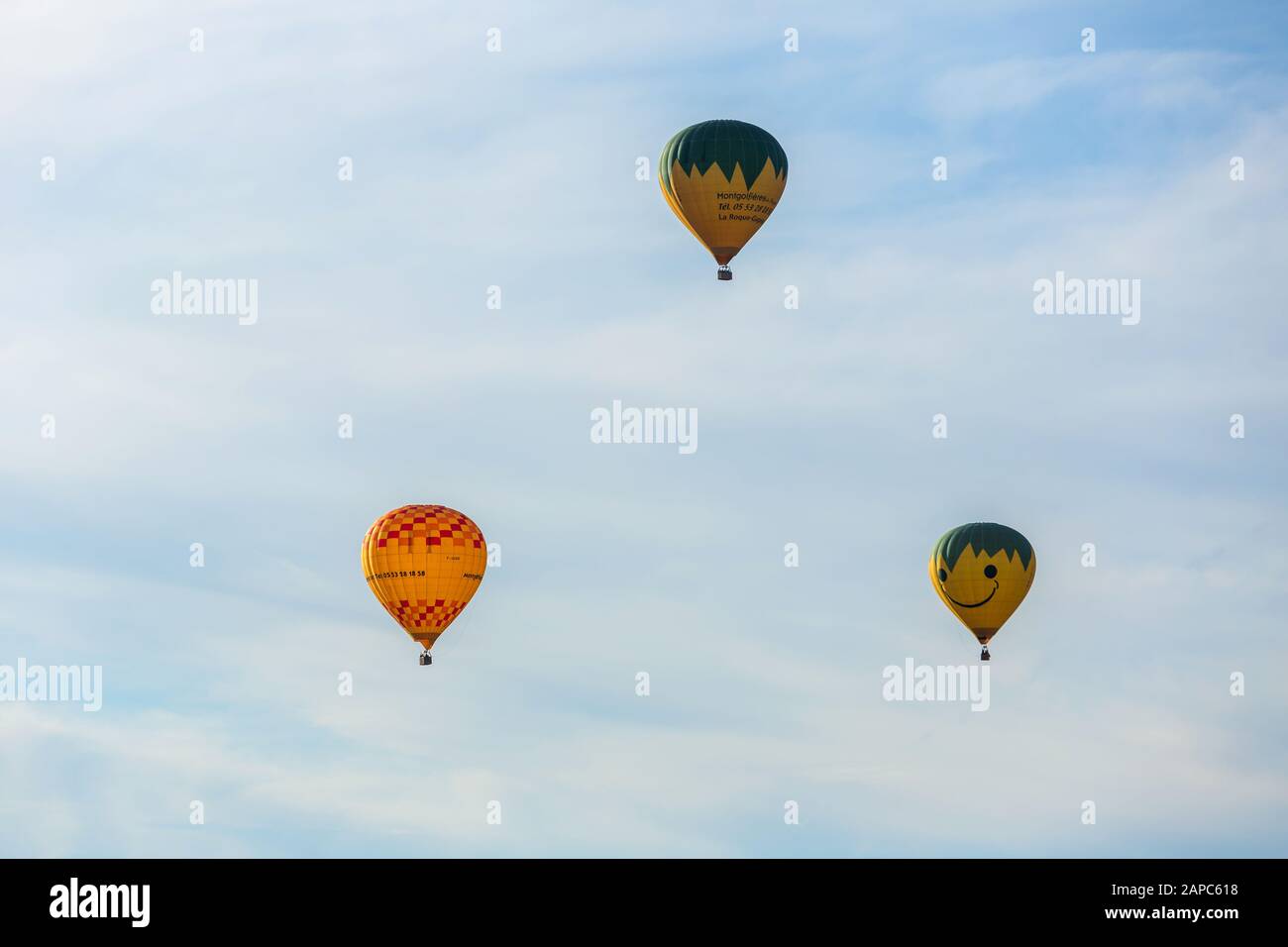 Beynac et Cazenac, Dordogne, Frankreich: 13. August 2019: Heißluftballone fliegen über der Dordogne im Südwesten Frankreichs Stockfoto